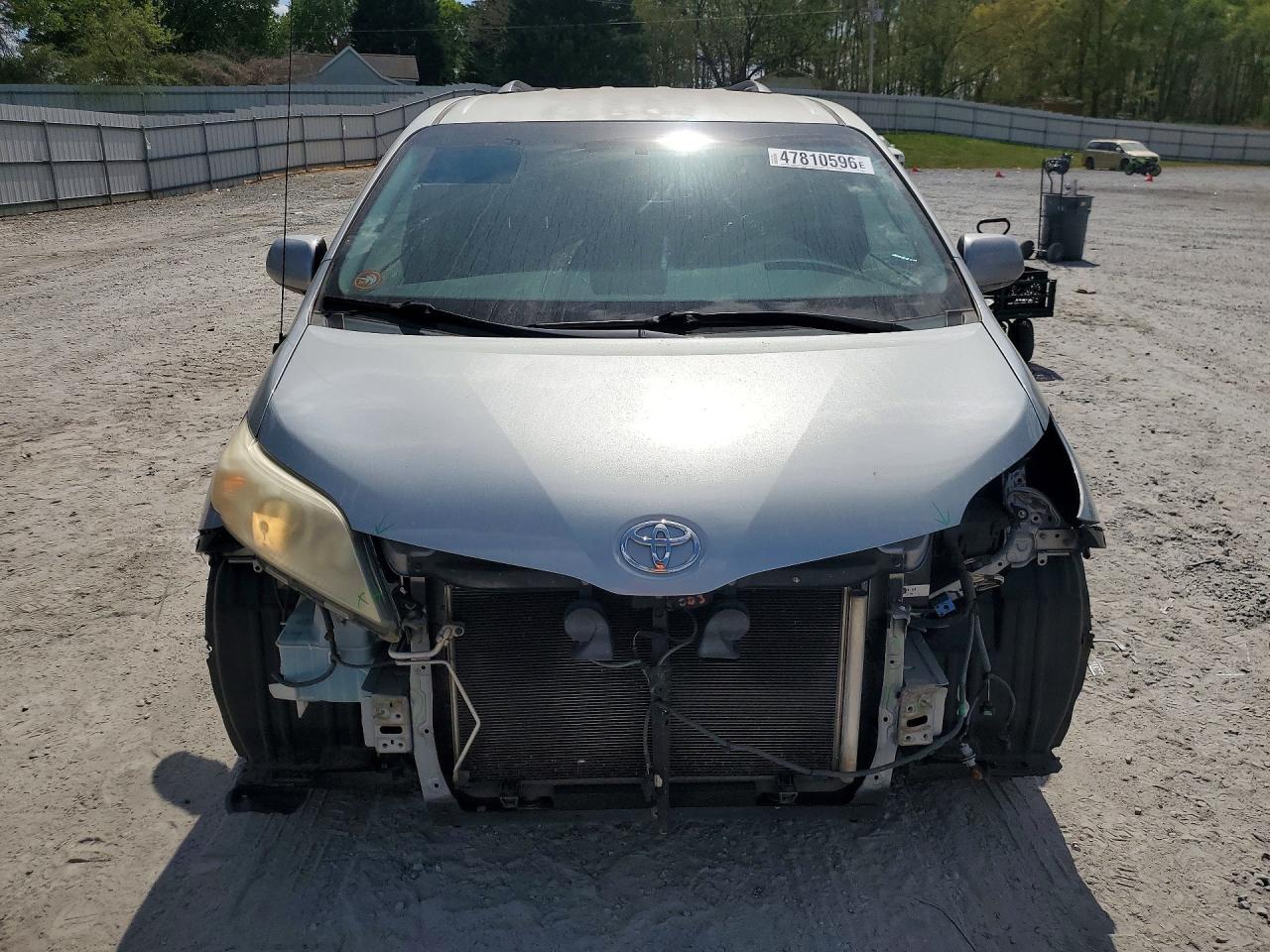 2012 TOYOTA SIENNA