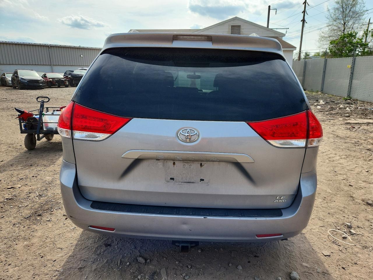 2011 TOYOTA SIENNA
