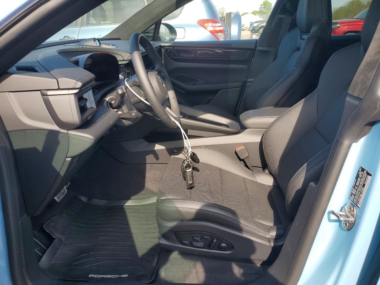 2025 PORSCHE Macan