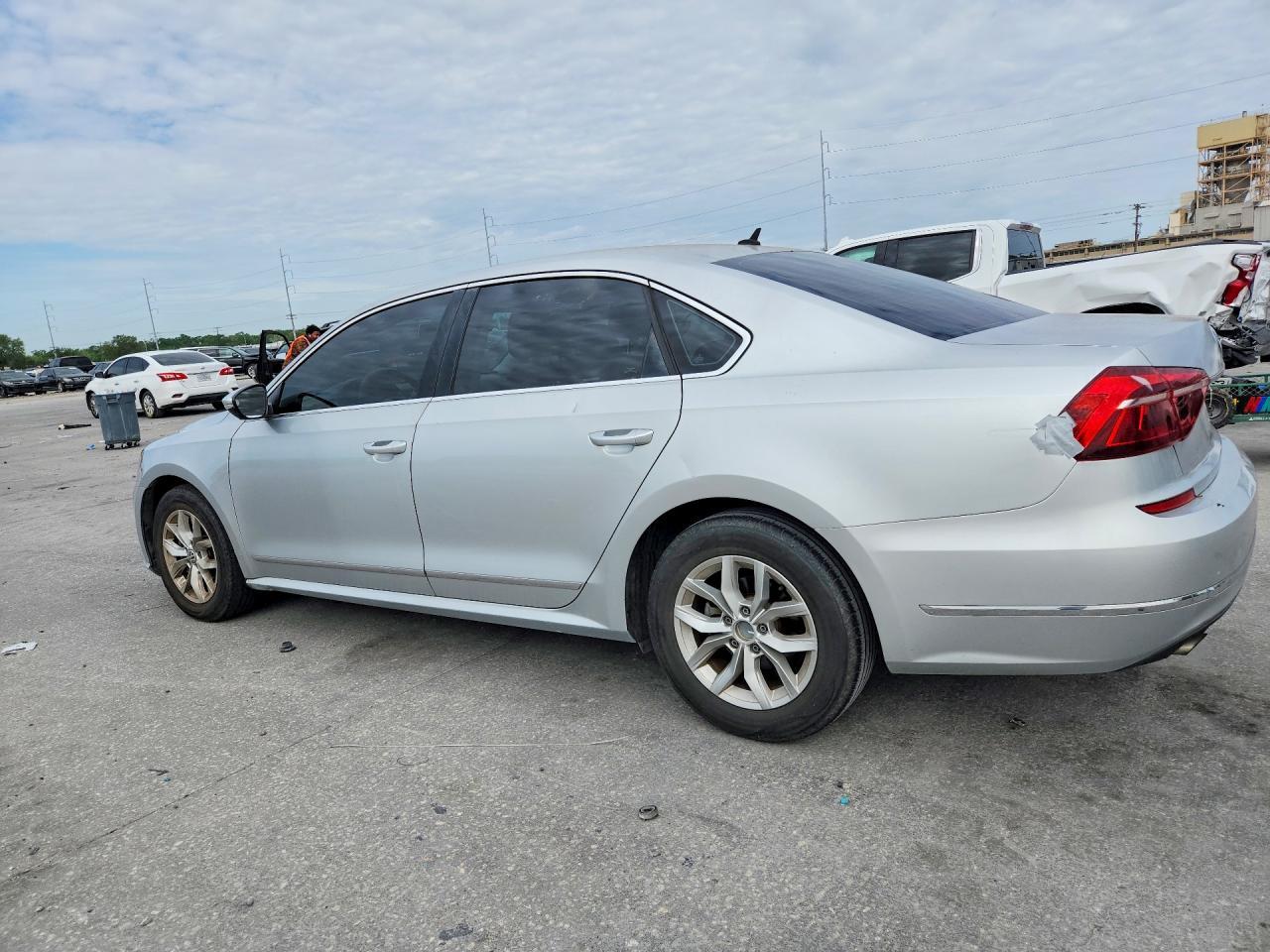 2017 VOLKSWAGEN Passat