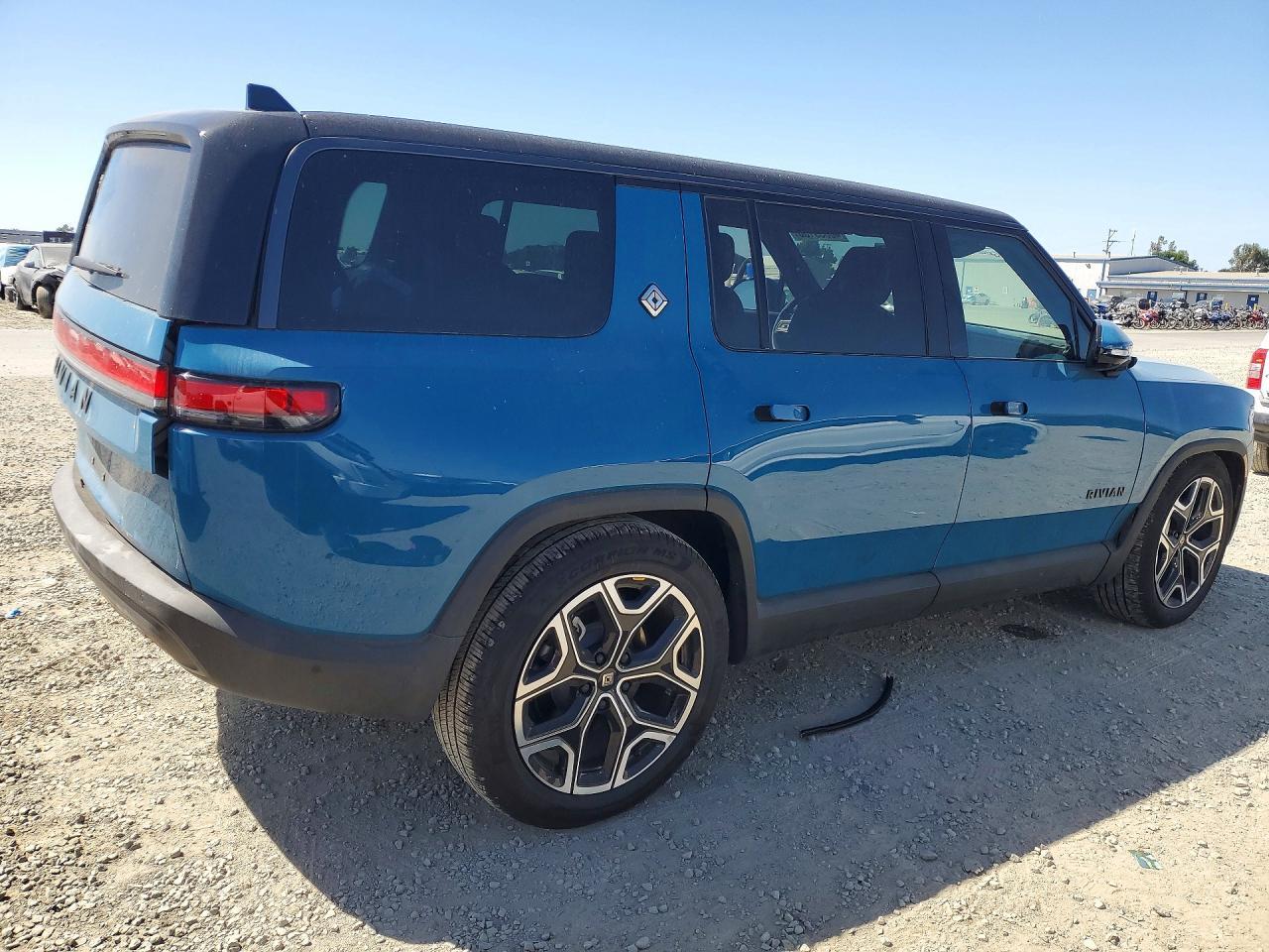 2025 RIVIAN R1s