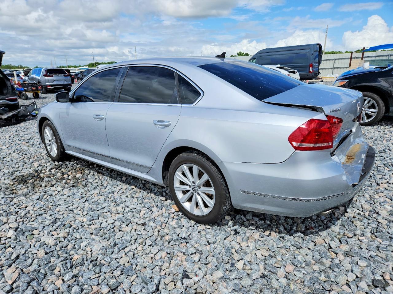 2013 VOLKSWAGEN Passat