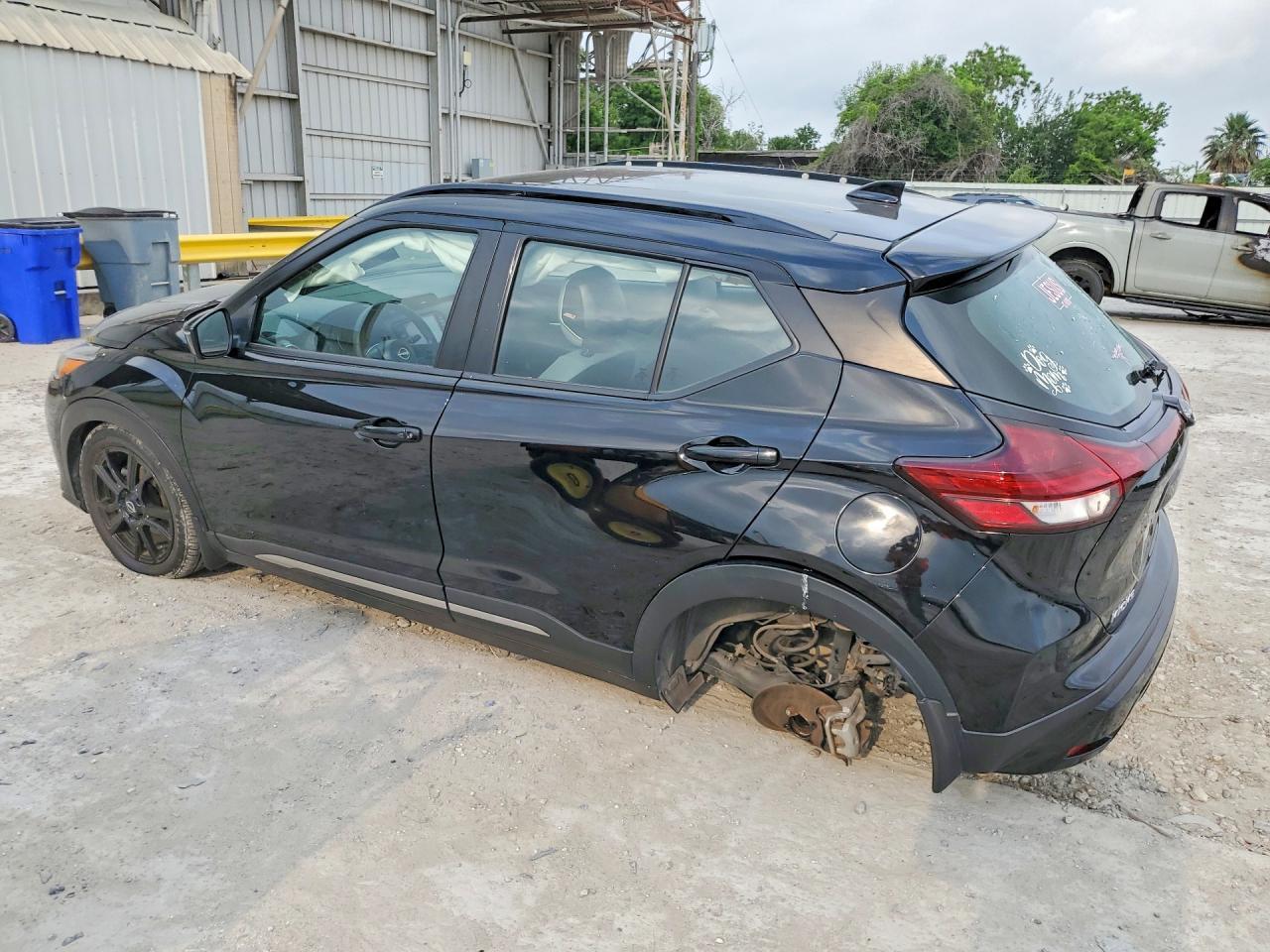 2024 NISSAN KICKS