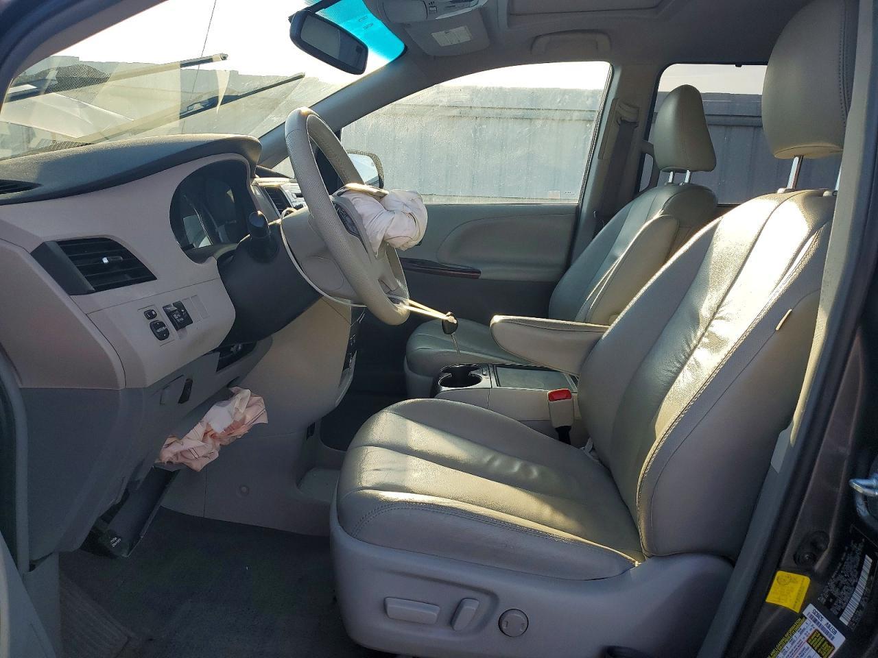 2012 TOYOTA SIENNA
