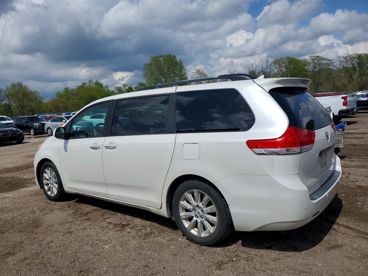2011 TOYOTA SIENNA