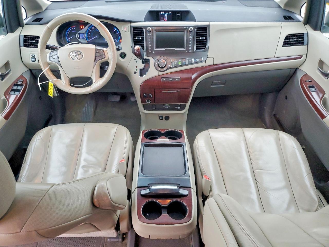 2011 TOYOTA SIENNA