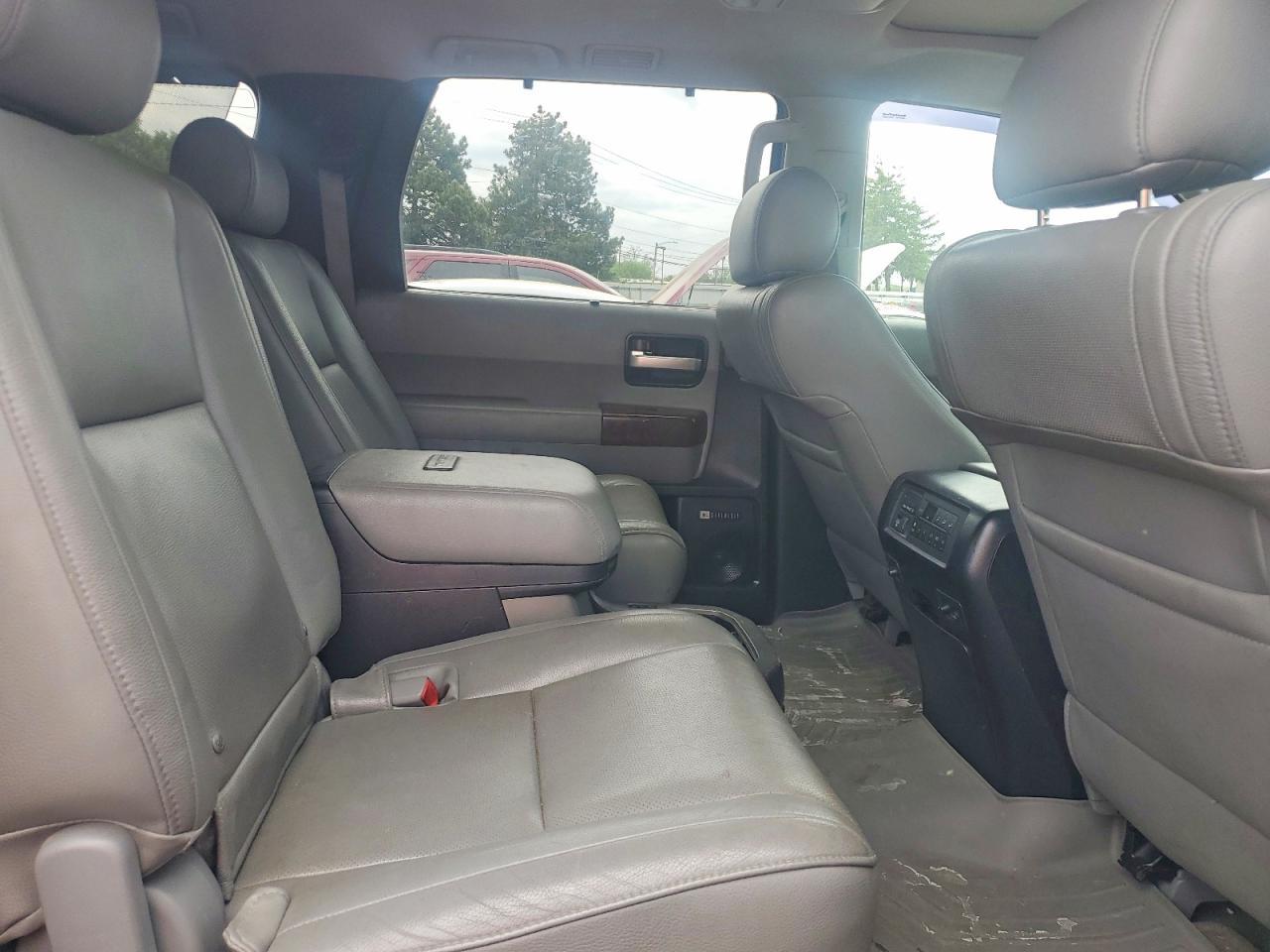 2010 TOYOTA Sequoia