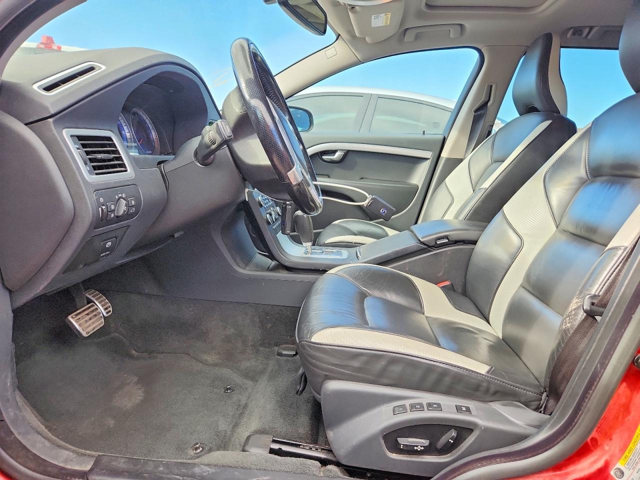 2010 VOLVO V70