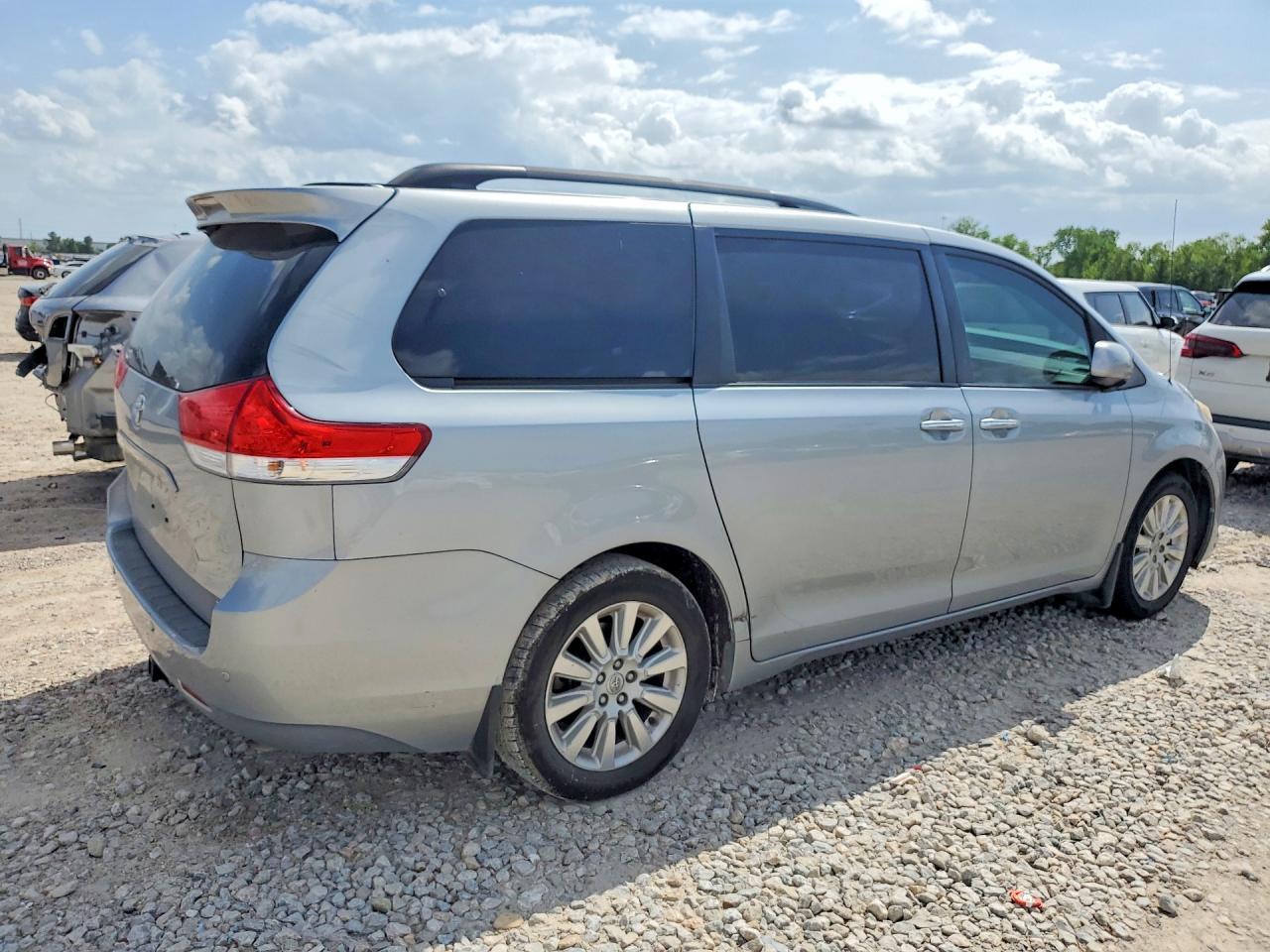 2014 TOYOTA SIENNA
