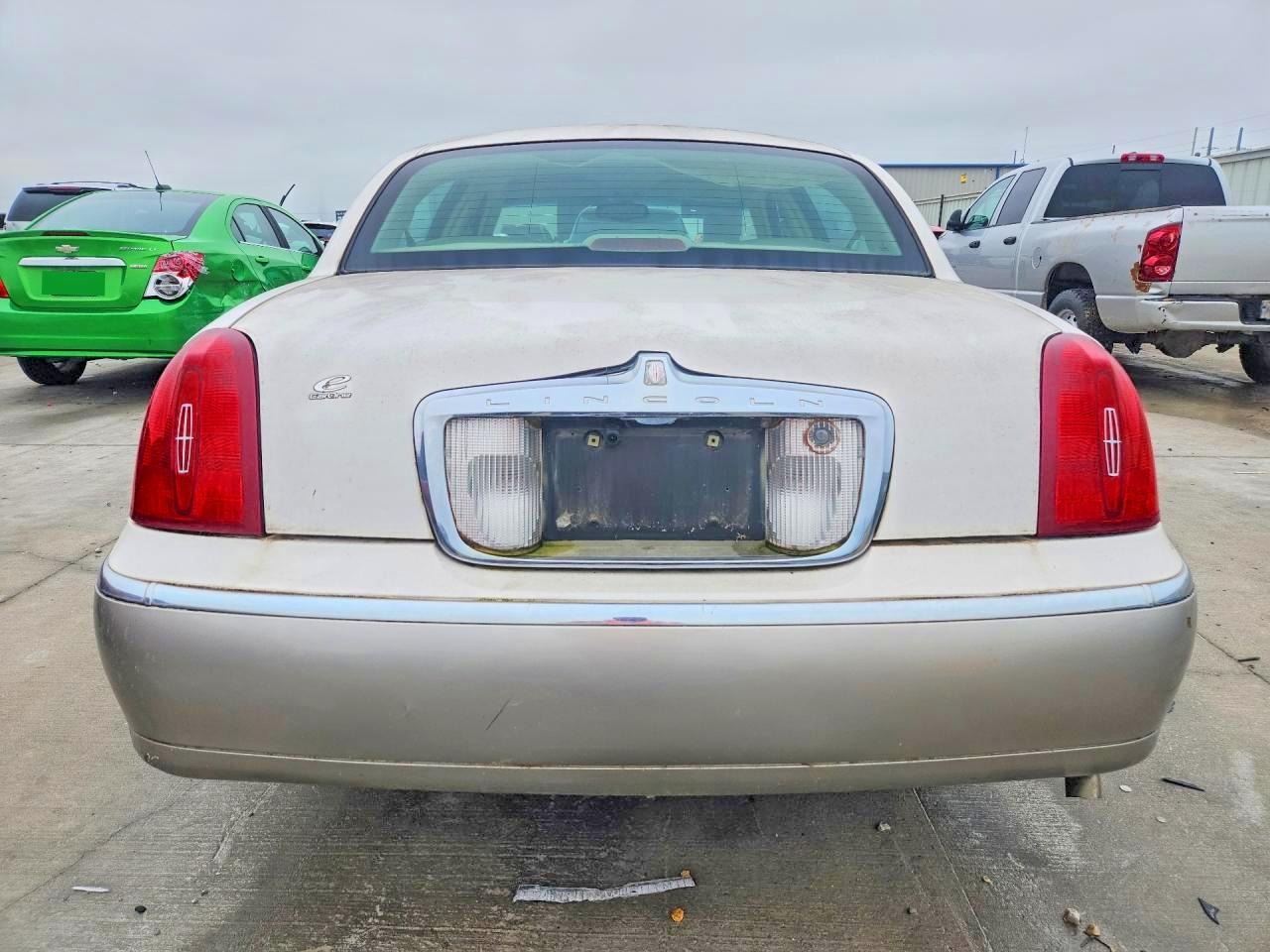 2001 LINCOLN Town Car