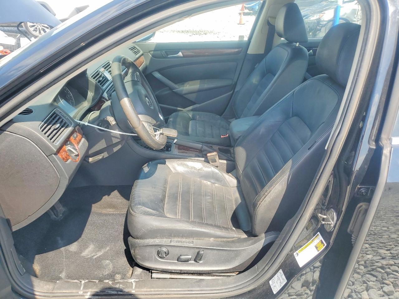2012 VOLKSWAGEN Passat