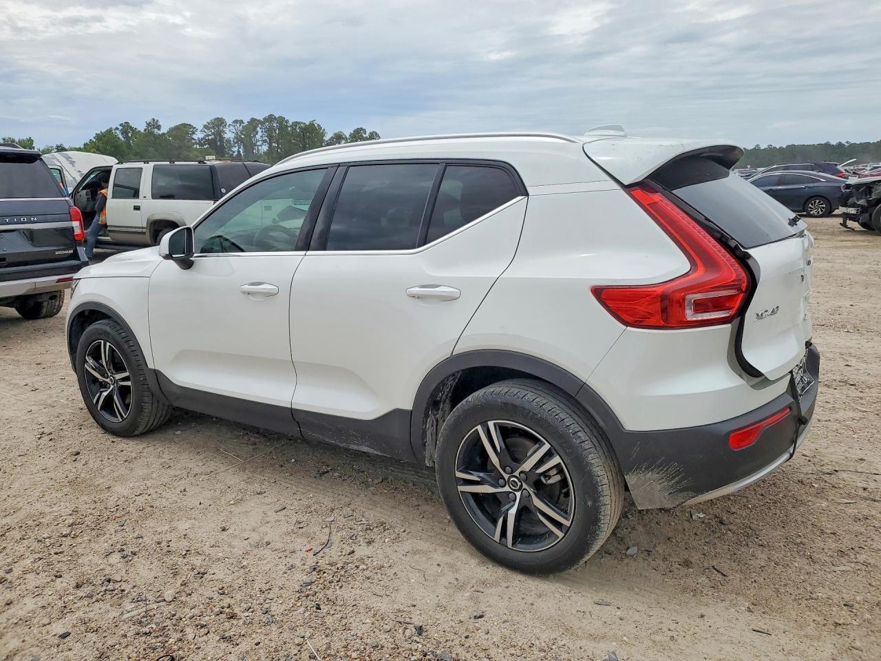 2024 VOLVO XC40