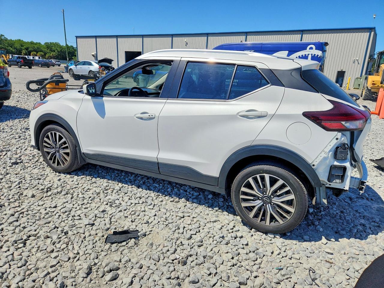 2023 NISSAN KICKS