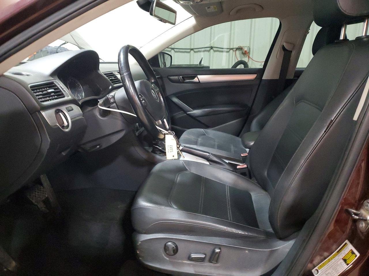 2012 VOLKSWAGEN Passat