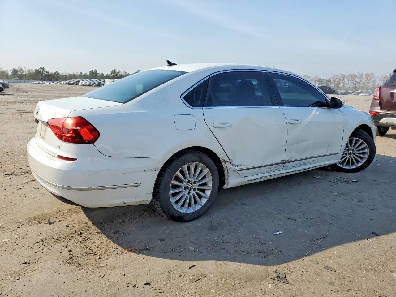 2016 VOLKSWAGEN Passat