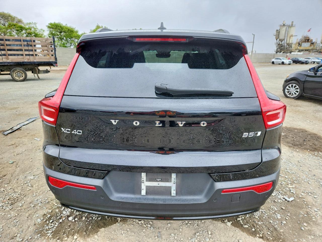 2024 VOLVO XC40