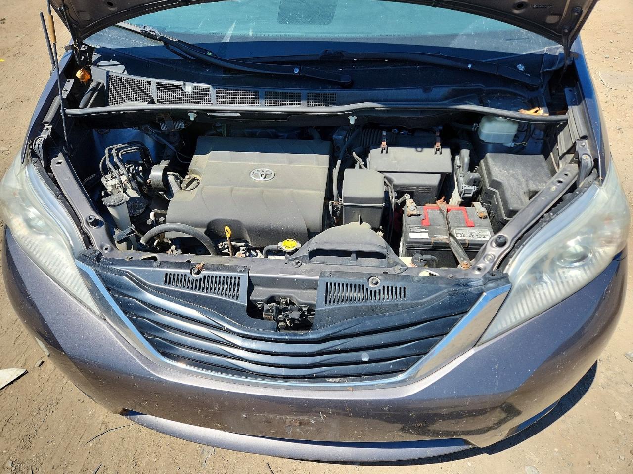 2012 TOYOTA SIENNA