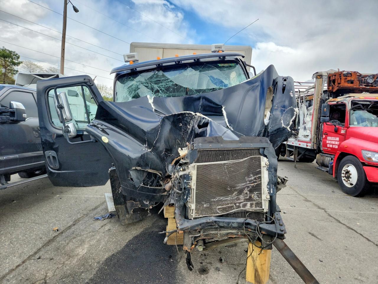2017 FREIGHTLINER M2 106