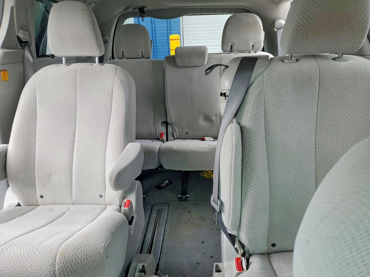 2011 TOYOTA SIENNA