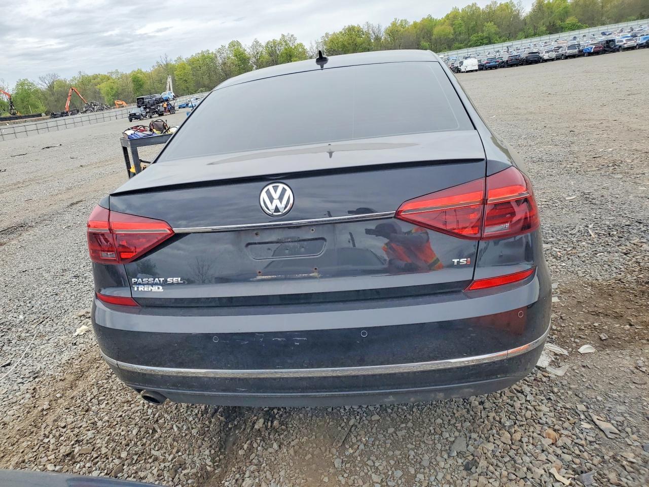 2017 VOLKSWAGEN Passat