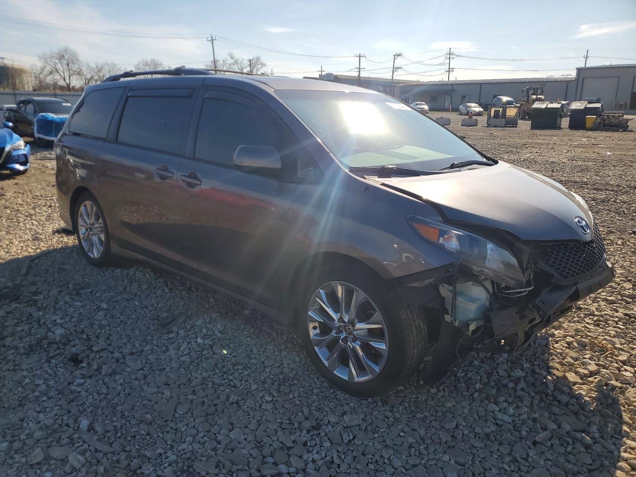 2011 TOYOTA SIENNA