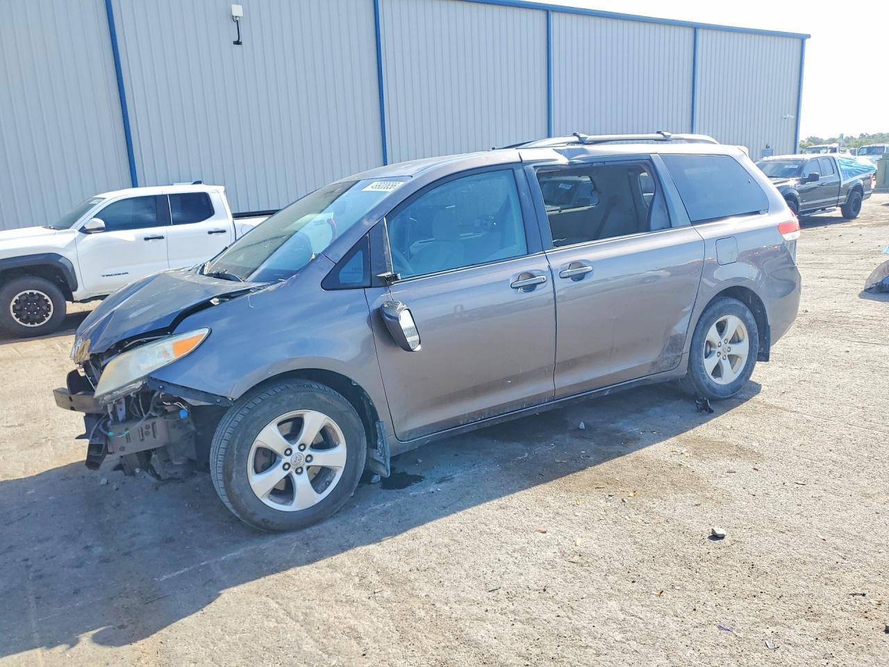 2011 TOYOTA SIENNA