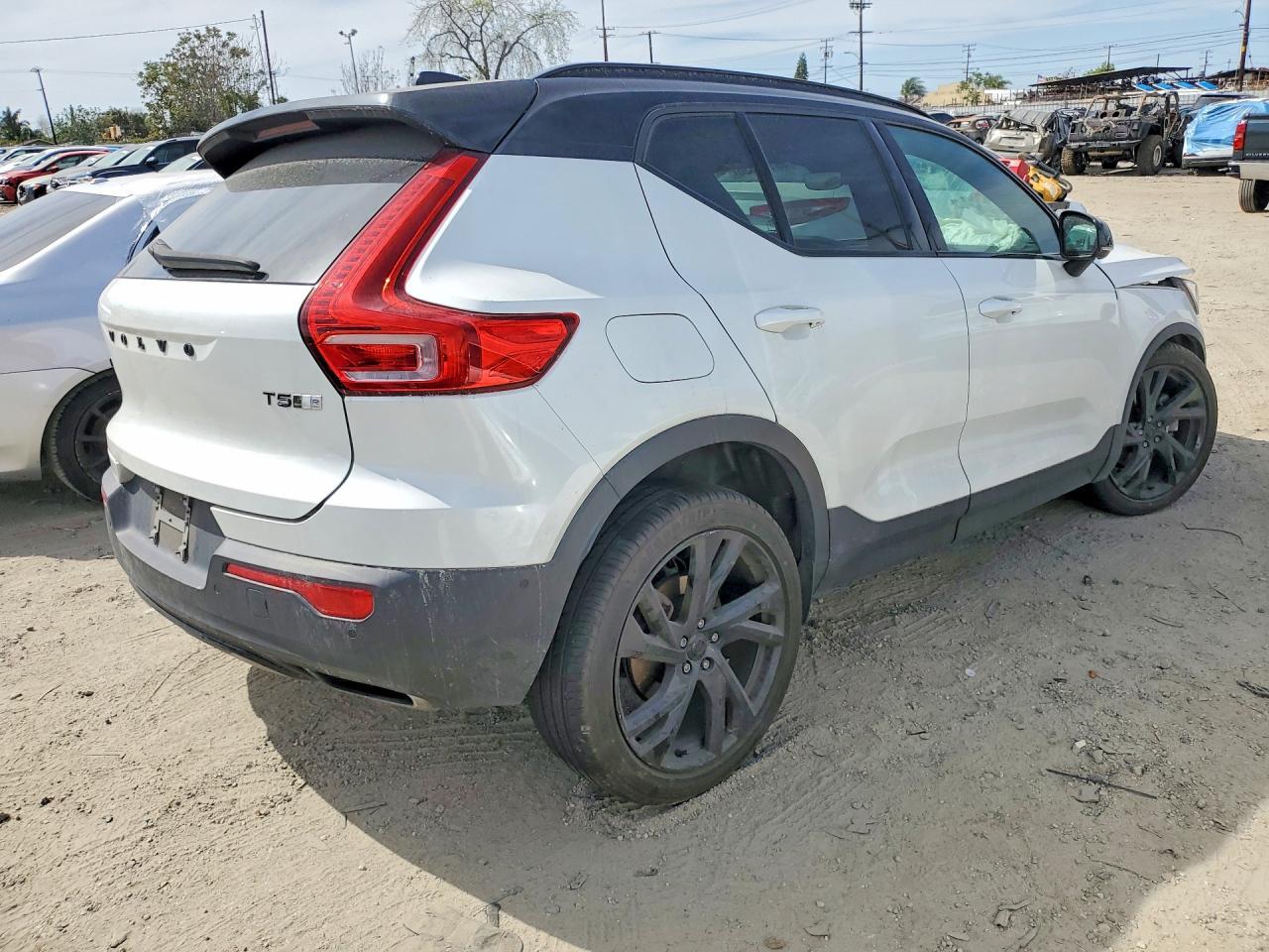 2019 VOLVO XC40