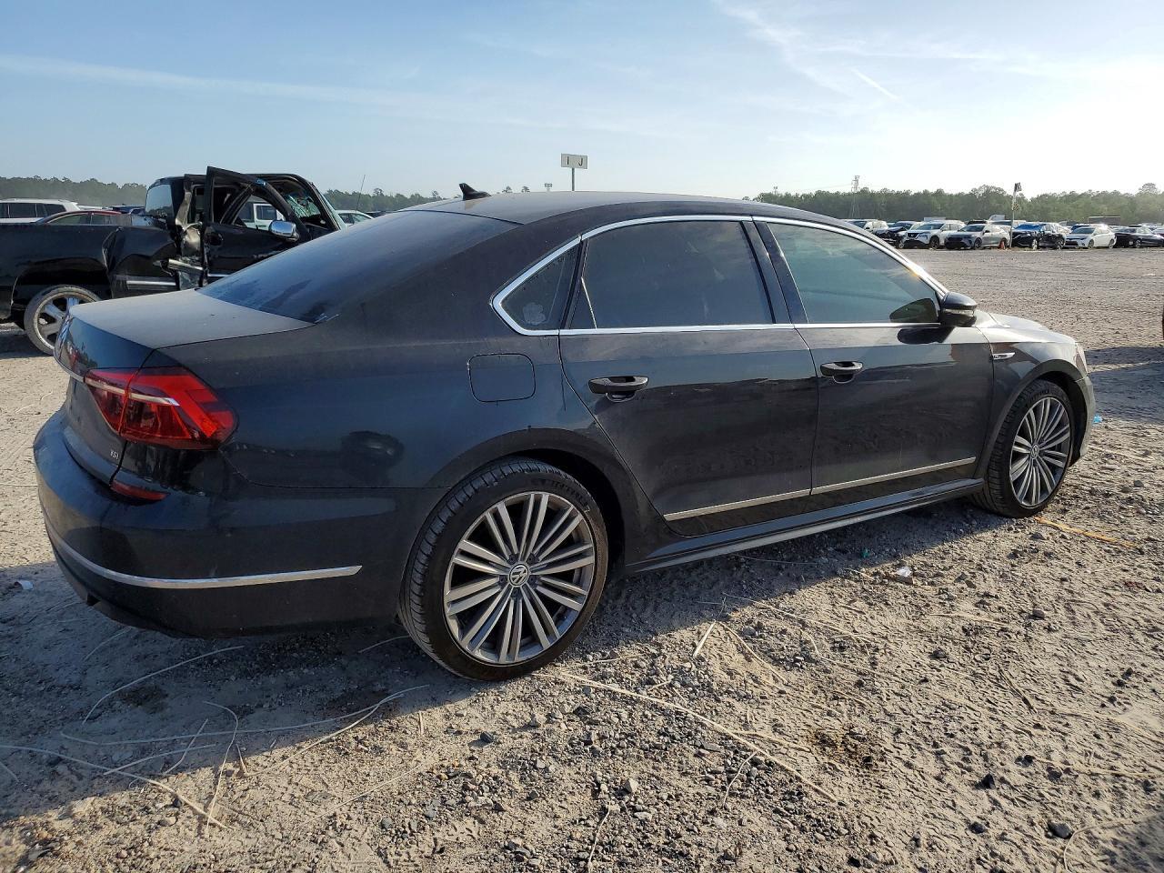 2017 VOLKSWAGEN Passat