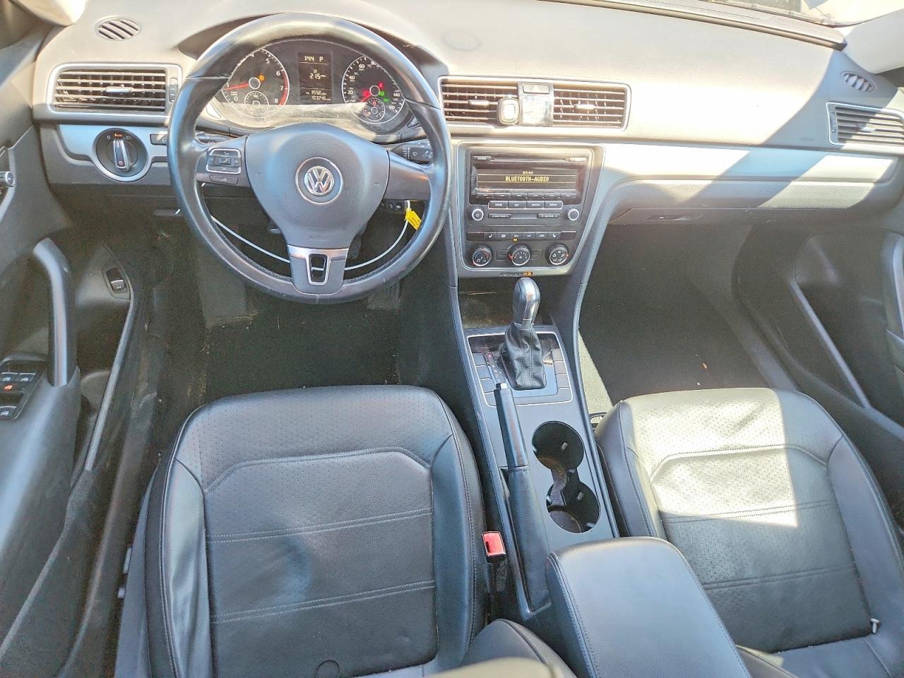 2014 VOLKSWAGEN Passat