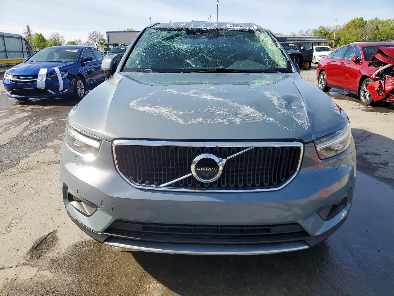 2022 VOLVO XC40