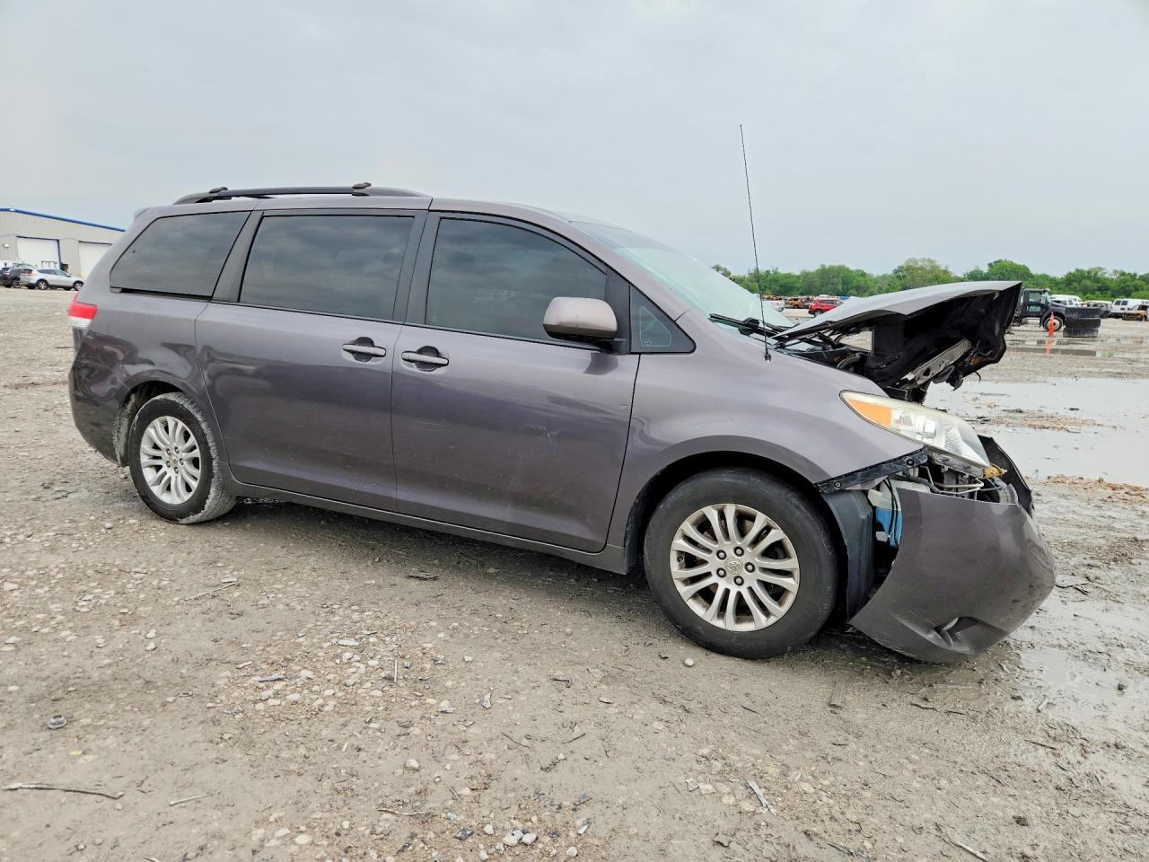 2012 TOYOTA SIENNA