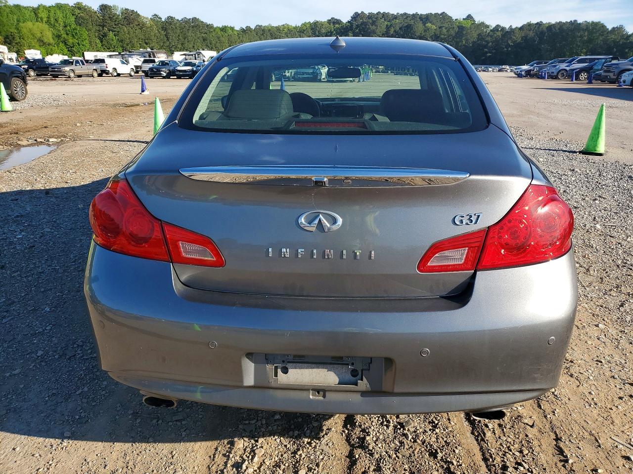 2011 INFINITI G37