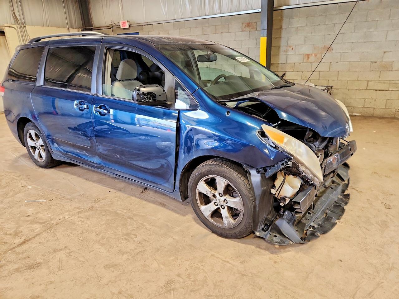 2011 TOYOTA SIENNA