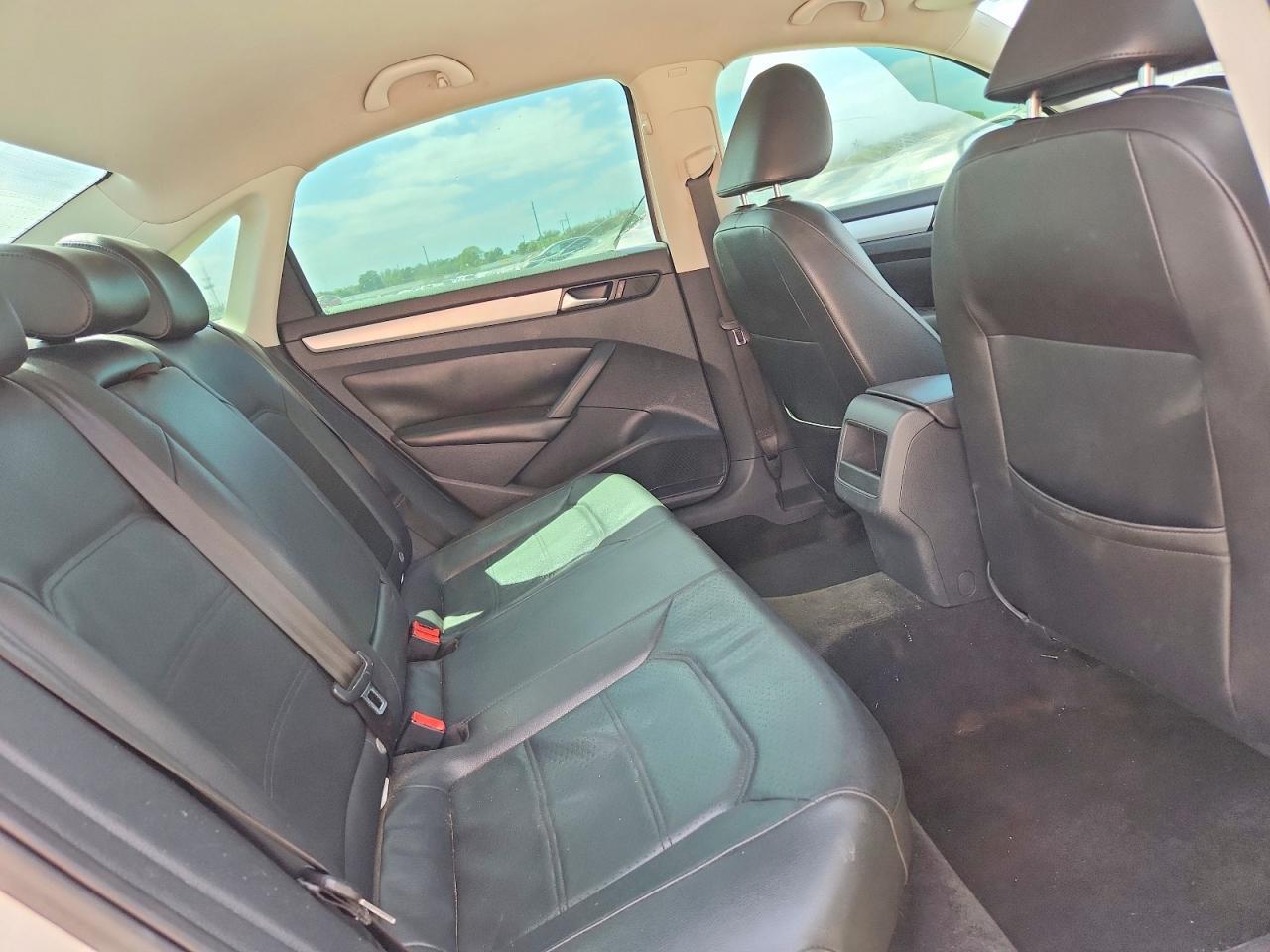 2012 VOLKSWAGEN Passat