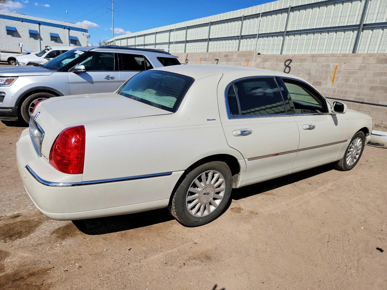 2004 LINCOLN Town Car