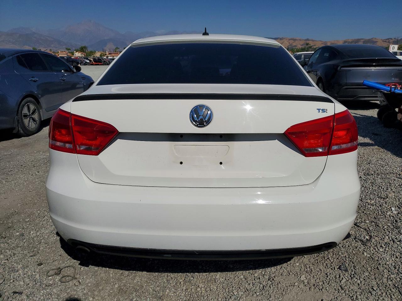2014 VOLKSWAGEN Passat
