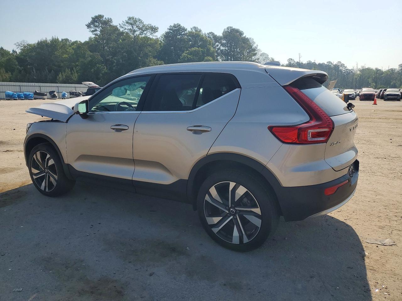 2023 VOLVO XC40