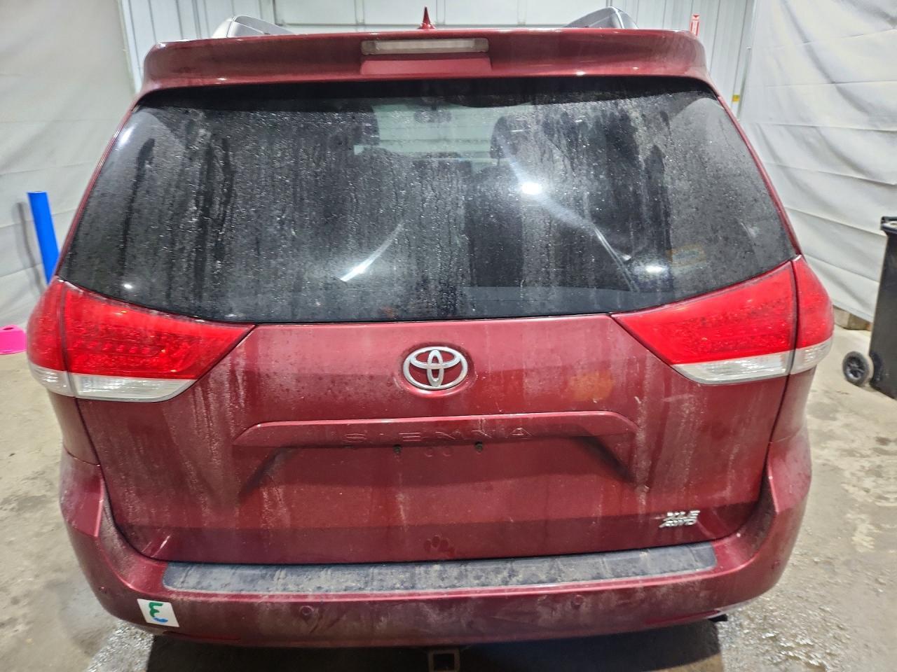 2011 TOYOTA SIENNA