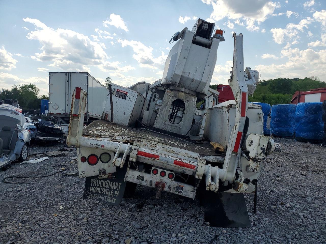 2013 FREIGHTLINER M2 106