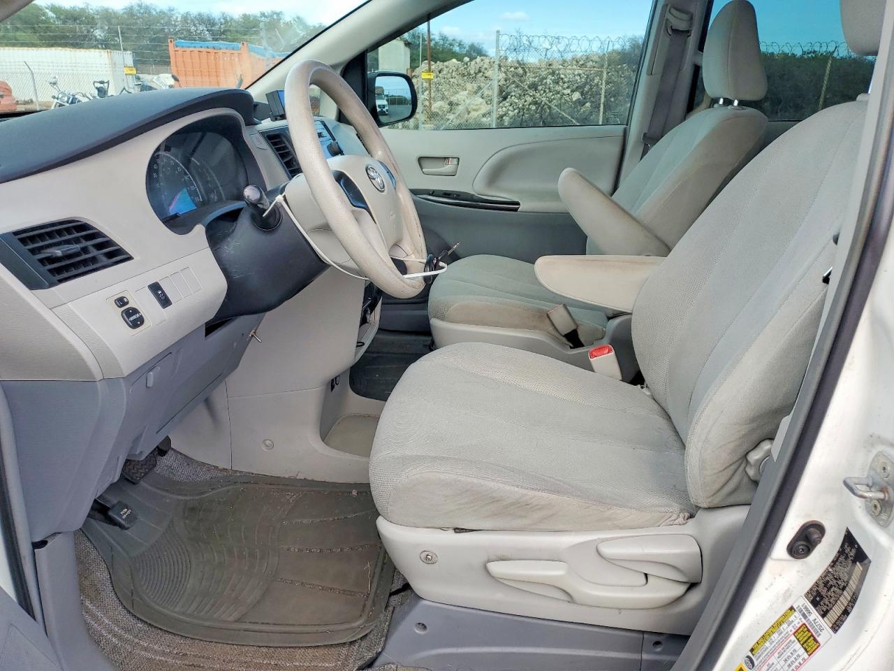 2013 TOYOTA SIENNA