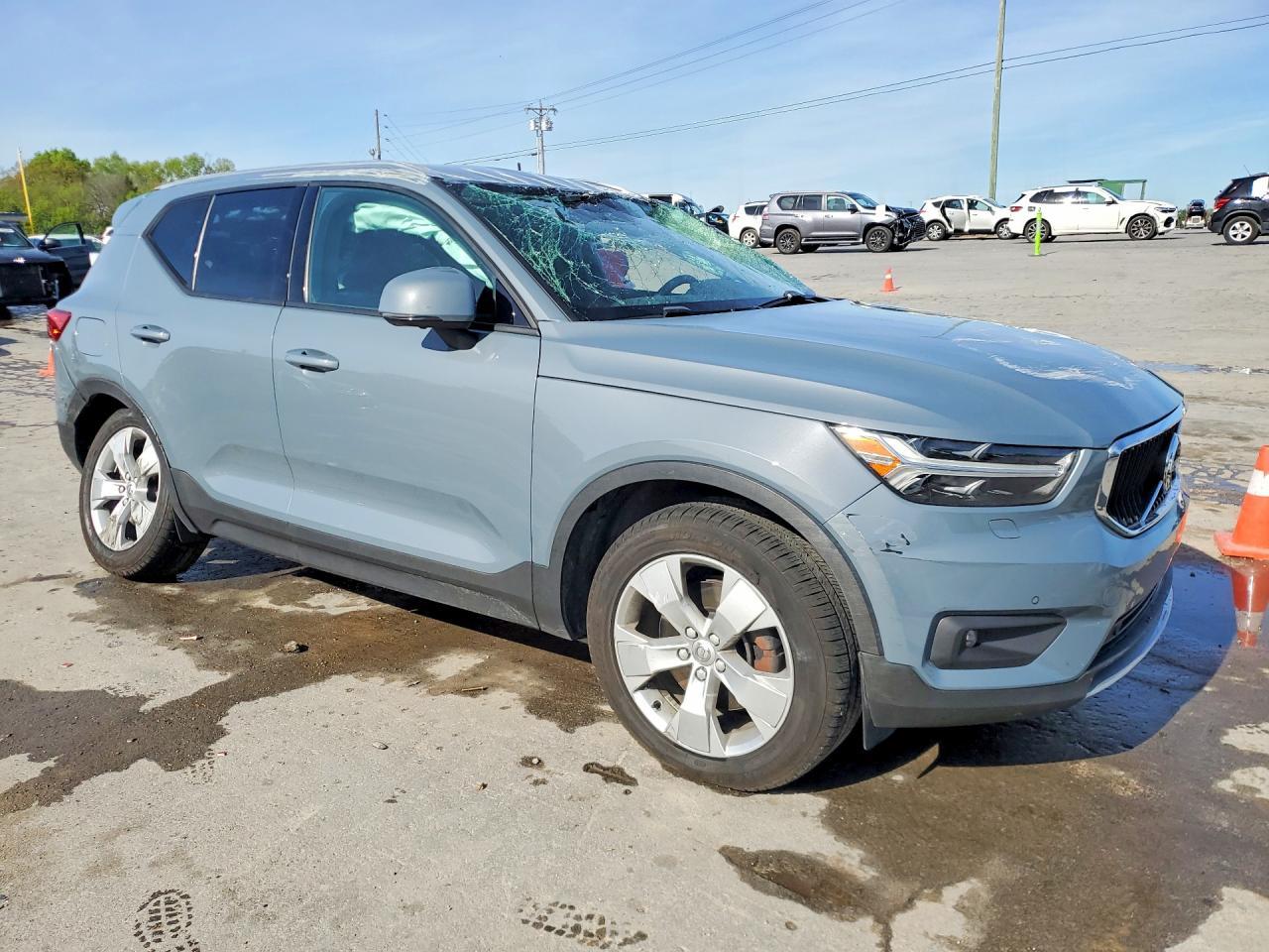 2022 VOLVO XC40
