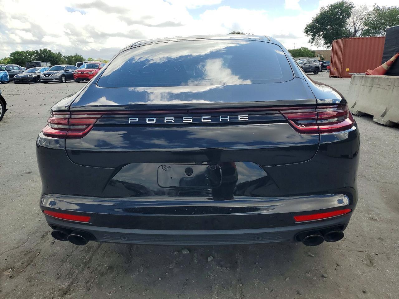 2018 PORSCHE Panamera