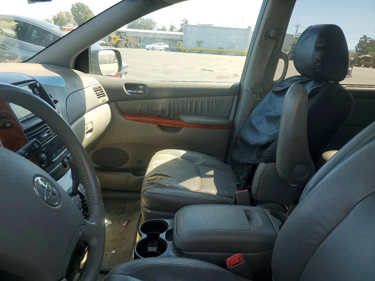 2010 TOYOTA SIENNA