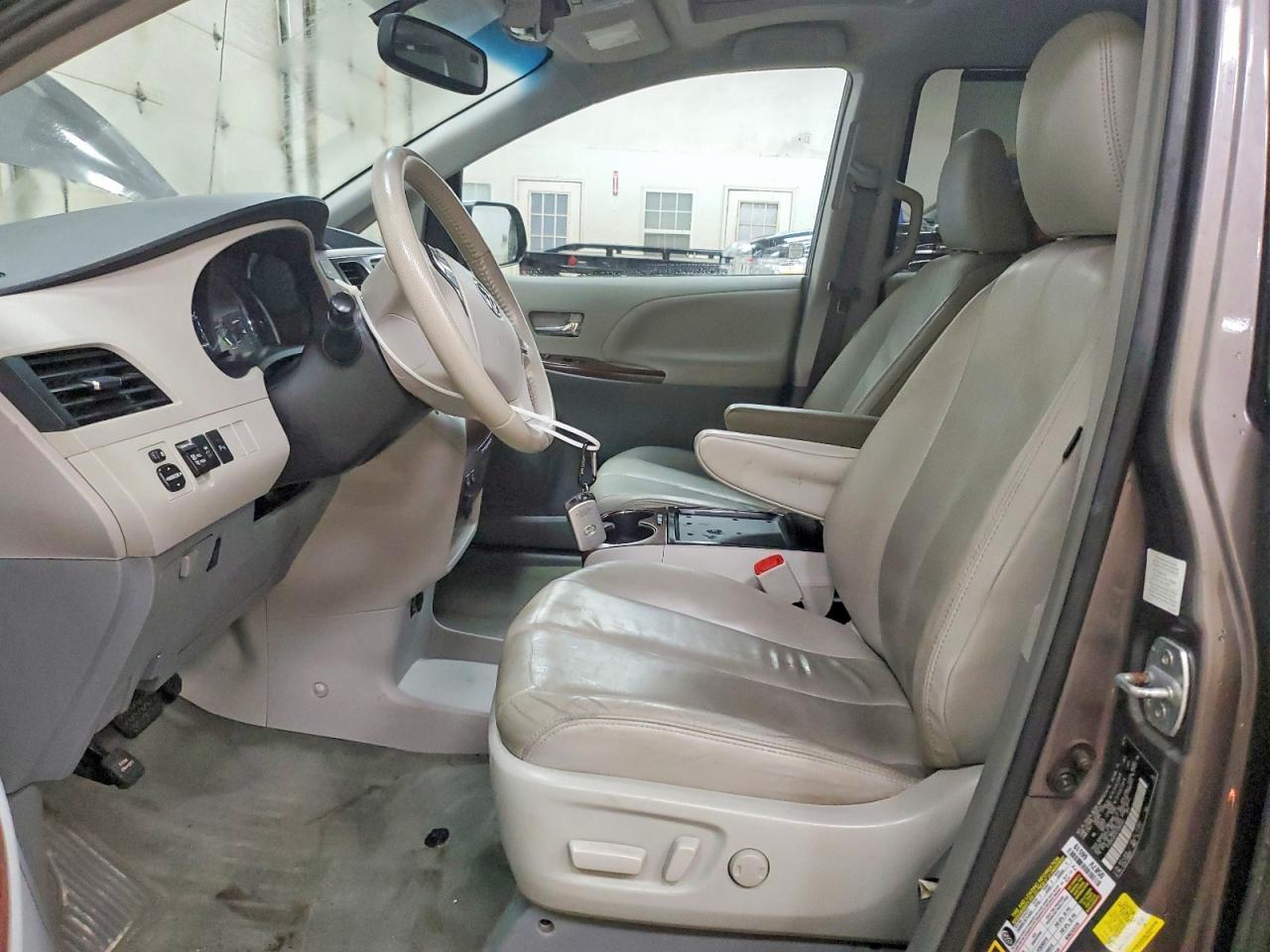 2014 TOYOTA SIENNA