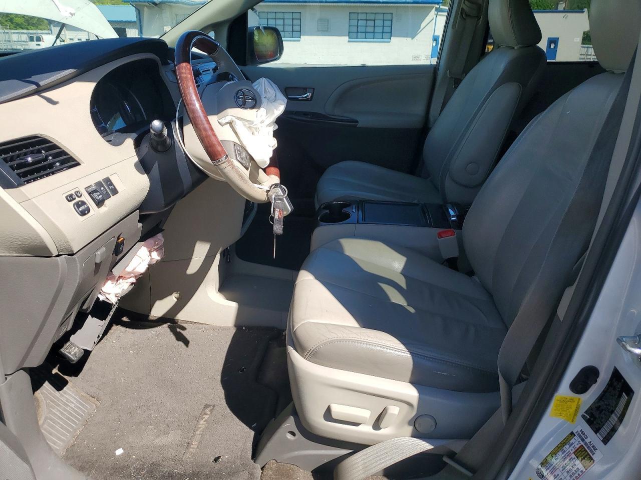 2012 TOYOTA SIENNA