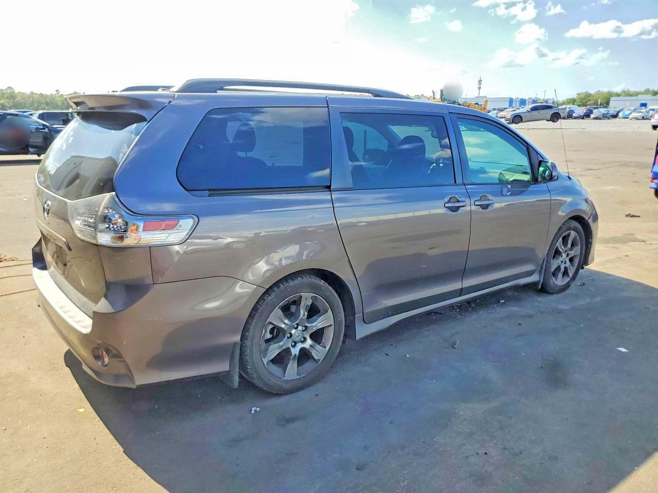 2012 TOYOTA SIENNA