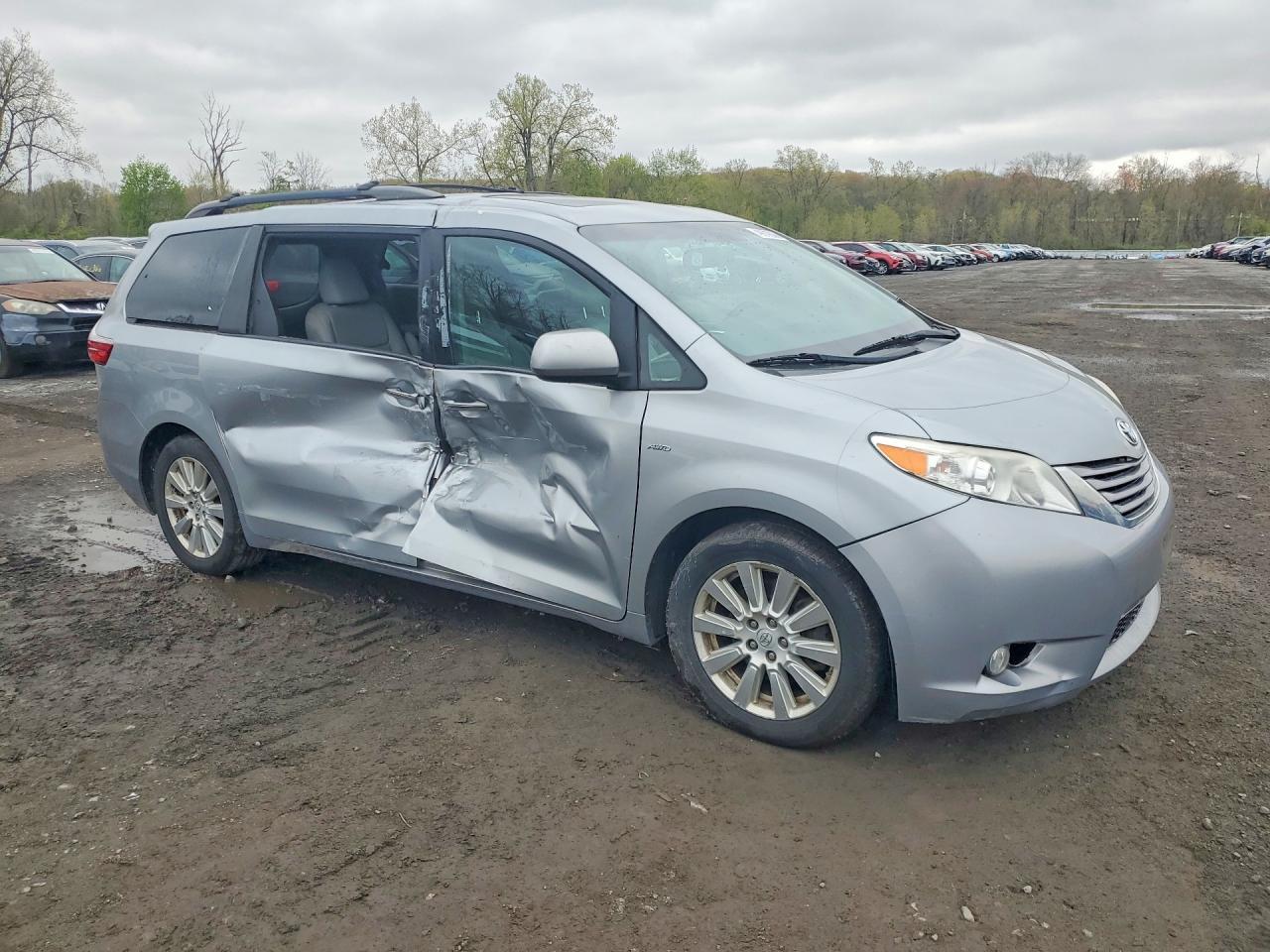 2017 TOYOTA SIENNA