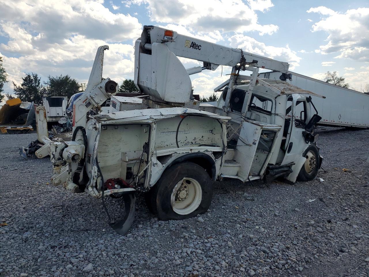 2013 FREIGHTLINER M2 106