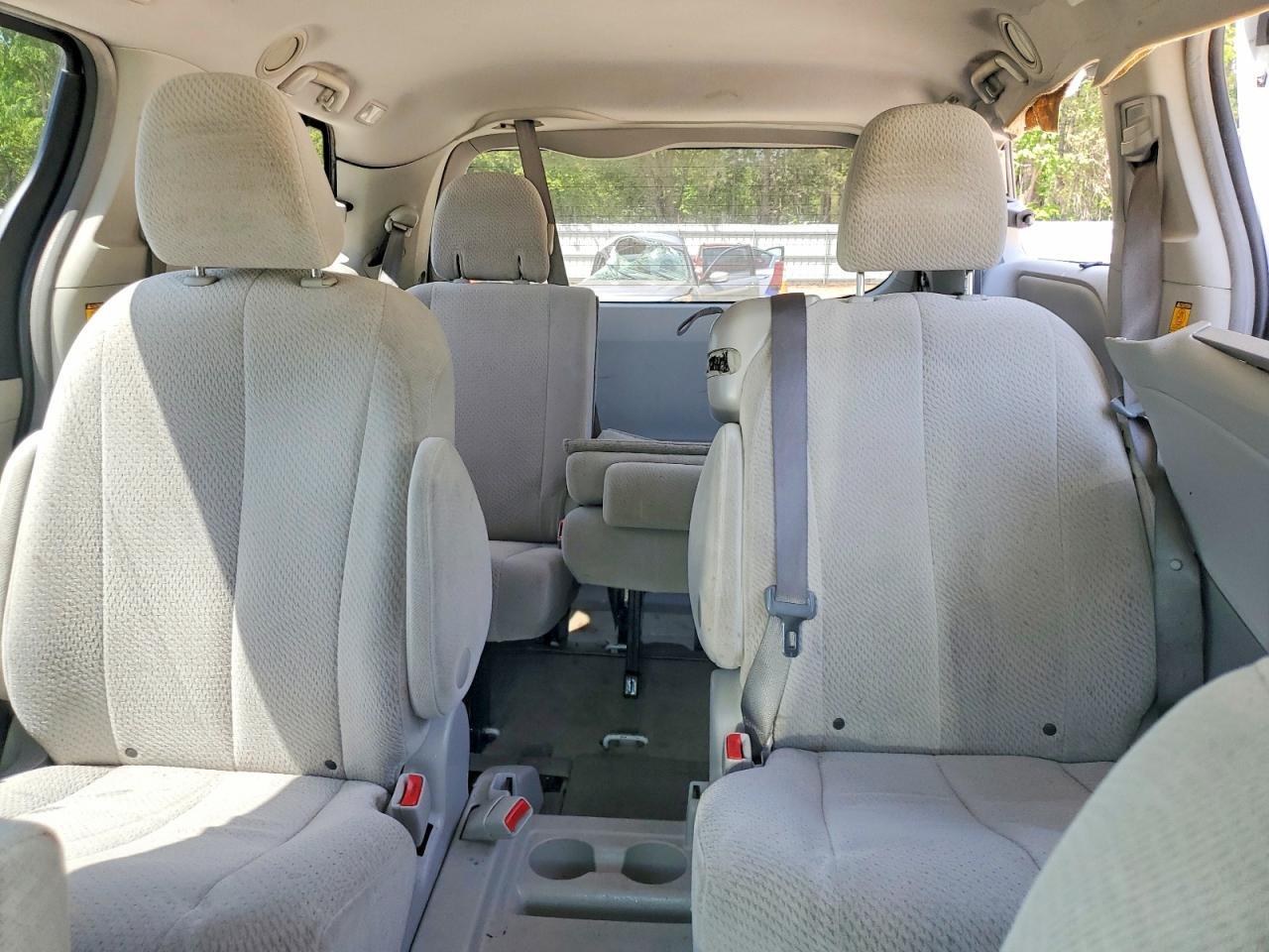2011 TOYOTA SIENNA