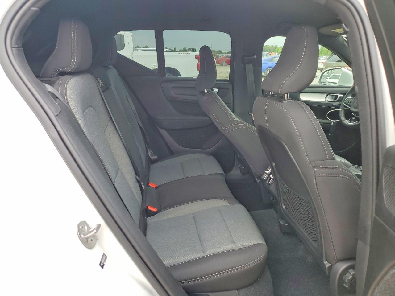 2024 VOLVO XC40
